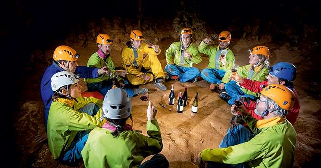 Les touristes dégustent  les vins après une excursion guidée dans la grotte sur  le thème du terroir. Photo : Rémi Flament Photographie