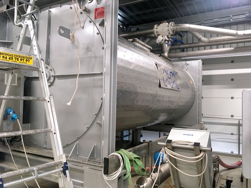 Un décanteur centrifuge Foodec 600T d’Alfa Laval a été intégré au nouveau chai de la coopérative Héraclès. Cet équipement, qui fonctionne en continu, permet d’extraire une partie du jus contenu dans les baies de raisins. Photo : S.Favre/ATC/Héraclès