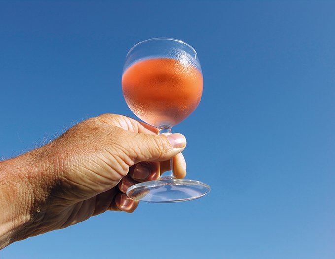 Quelles variétés adaptées  au changement climatique sont intéressantes à vinifier  en rosé ? Photo : Pink summer/Fotolia