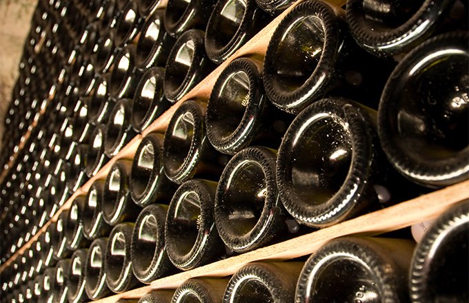 Certains font appel à des destockeurs pour écouler  leurs excédents de vins embouteillés. CP : Fotolia / Delphotostock