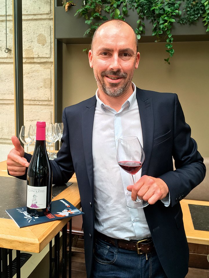 Anthony Gay est l’un des deux acheteurs vins de Cdiscount. Entre autres responsable du vignoble languedocien, il pose avec l’un de ses coups de cœur de la foire aux vins d’automne. Photo : S.Favre/ATC