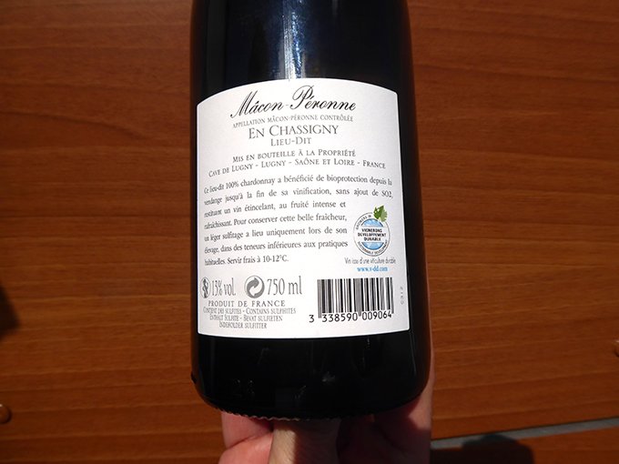 L’étiquetage des bouteilles de Mâcon-Péronne en Chassigny précise cette vinification particulière, avec un macaron portant la mention vinification sans SO2 sur l’étiquette, et une explication plus détaillée sur la contre-étiquette.