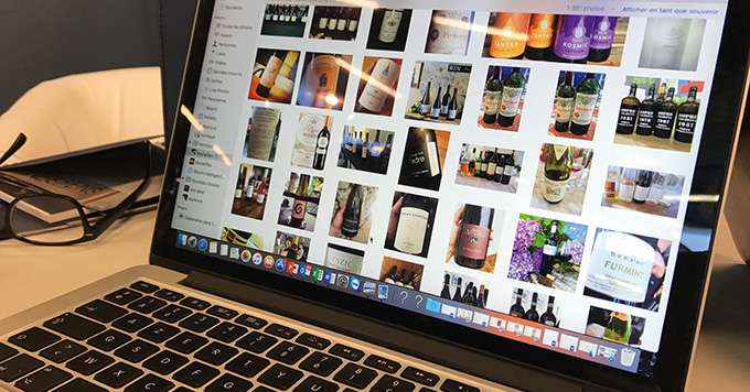 Photo de l’écran de l’ordinateur de Christophe Palmowski, directeur marketing stratégique d’Inessens. Pour son travail,  il construit une veille internationale sur les étiquettes de vin. Photos: A. Domenach/Pixel Image