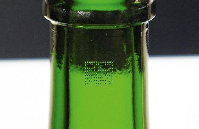 Sérialisation dans le verre d’une bouteille de vin, un service pour lutter contre les contrefaçons, proposé par Advanced track and trace. Photo : DR