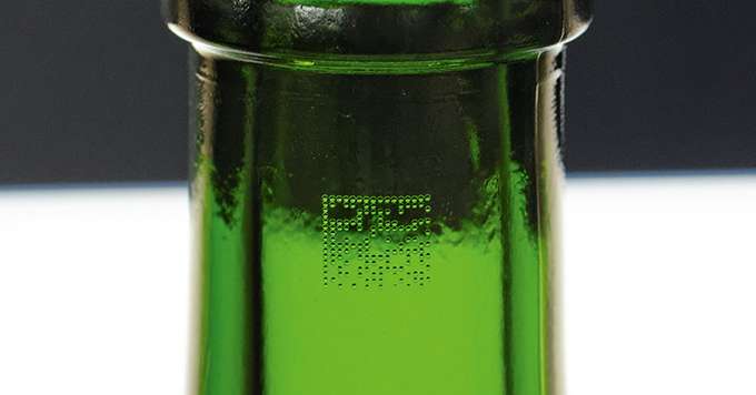 Sérialisation dans le verre d’une bouteille de vin, un service pour lutter contre les contrefaçons, proposé par Advanced track and trace. Photo : DR