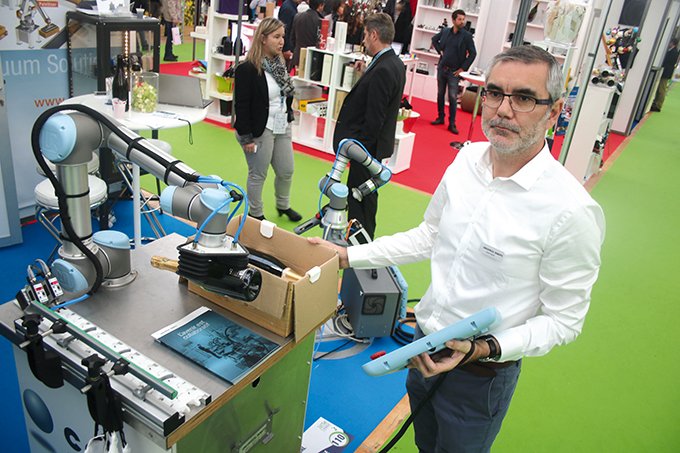 Nicolas Bouhet, directeur commercial d’HMI-MBS, propose un robot capable d’aider au conditionnement, dans les petites unités.  Crédit photo : D. Lefevbre
