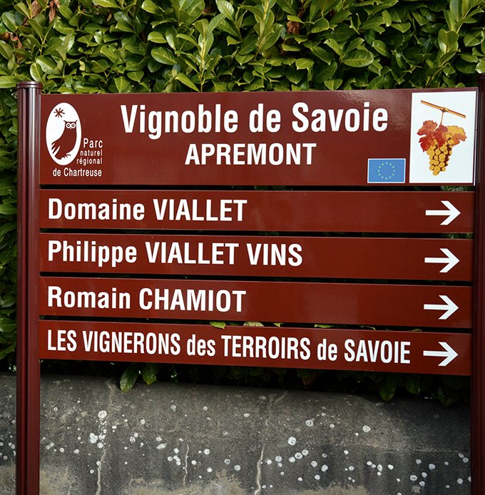 Exemple d’une démarche concertée, depuis deux ans, les cinq communes viticoles du Parc naturel régional de Chartreuse bénéficient d’une signalétique viticole harmonieuse. Photo : PNR Chartreuse