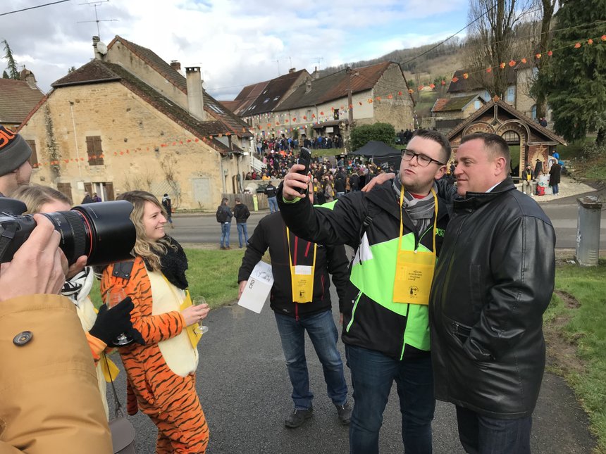 Alexandre Vandelle, Président de la 21e percée du vin jaune (à droite), au contact d'un public convivial et chaleureux, adepte du selfie!