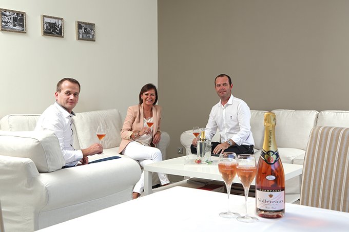 Le champagne Vollereaux est présent au Canada depuis un an et demi, un succès pour Franck et Hélène Vollereaux, et Julien Breuzon (à gauche), leur responsable export. Photo : Champagne Vollereaux