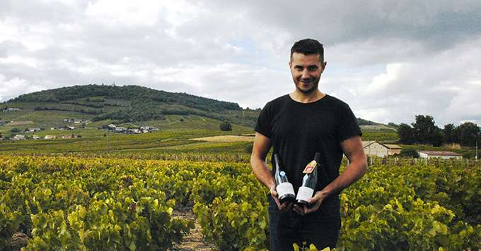 Olivier Pézenneau présente ses deux cuvées agréées « Région du goût » (AOP brouilly et côte-de-brouilly), au pied du mont Brouilly. Photos : I. Aubert/Pixel image