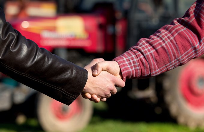 L’entraide est un contrat d’échange de services à titre gratuit entre agriculteurs. © Budimir Jevtic/Fotolia