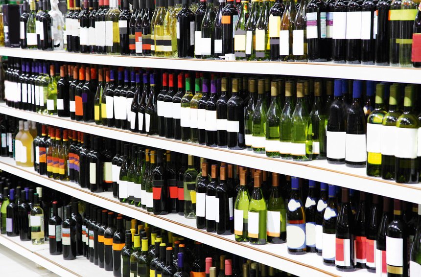 En 2016, 9,5 millions d’hl de vin ont été achetés en grandes surfaces. Le recul des ventes se poursuit en vins rouges, les vins blancs se maintiennent en volume. Après plusieurs années de hausse, les ventes de vins rosés ont enregistré une légère perte en volume  par rapport à 2015 (-1 %). Globalement, sur l’ensemble du segment, les ventes diminuent. © Adisa/Fotolia