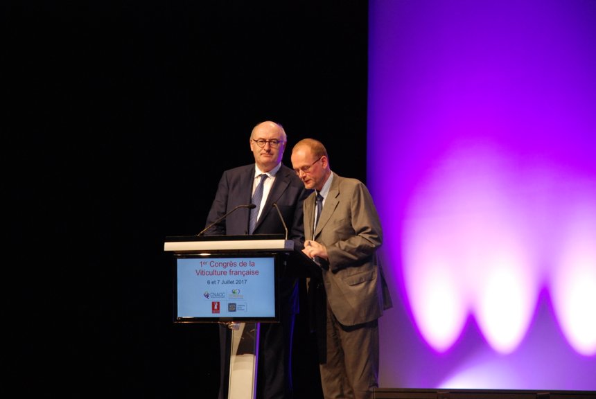 Phil Hogan (à gauche), commissaire européen à l'griculture, lors du 1er Congrès de la Viticulture à Bordeaux, le 6 juillet 2017.