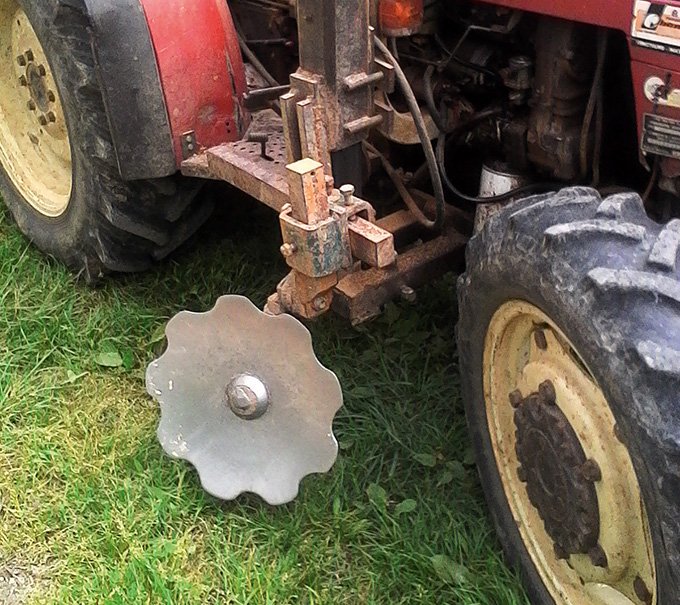 Des disques Rust désherbent le rang en parallèle d’un autre outil, attelé à l’arrière ou  à l’avant du tracteur. Photo : Franck Pascal