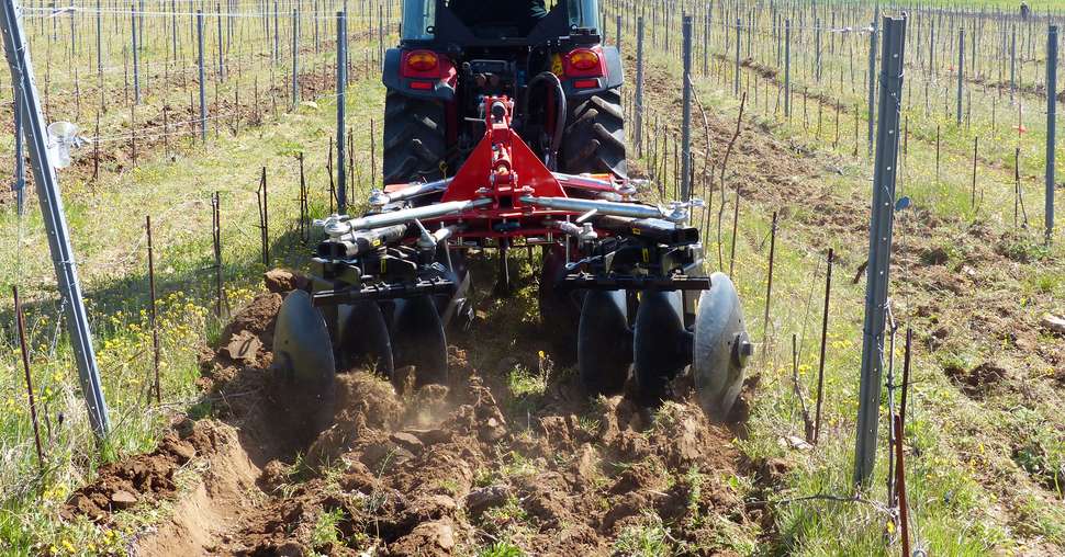 Quivogne présente son nouveau cover-crop vigneron porté : PXVI. Photo : DR