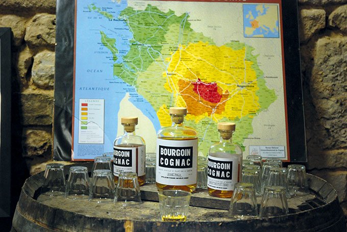 Pour le cognac Bourgoin, pas d’assemblages,  de filtrations, de coloration, ni de sucrage. 