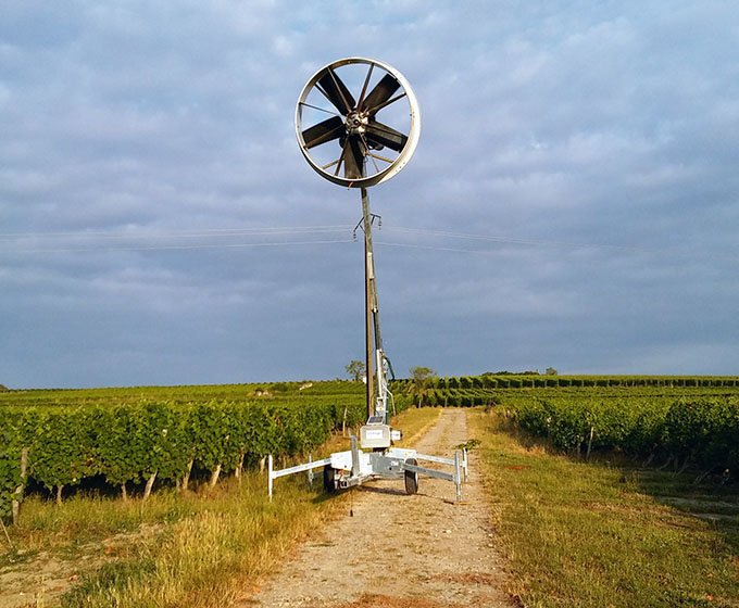 La tour éolienne mobile distribuée par Rivière et fils est à l’origine utilisée dans les vergers. Photo : SARL Rivière et fils