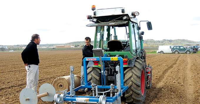 La pose des feutres est plus facile en général avant l’implantation. Photo : S.Favre/Pixel Image