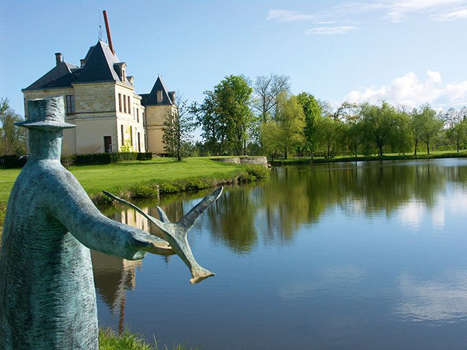 Jean-Michel Folon a laissé son empreinte au Château d’Arsac avec cette sculpture en bronze installée en 2002. Elle matérialise la sérénité et le calme du domaine.  Photo : Château d’Arsac
