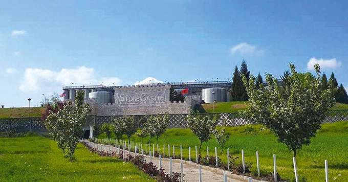 Le Kosovo comme ses voisins slovène, moldave ou croate, héberge des vignes dédiées au raisin de cuve sur son territoire. Stone Castle est le plus important domaine du pays. Photos : Stone Castle