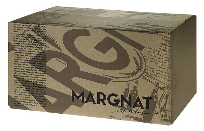 Pour six bouteilles couchées, le carton Margnat vendu au caveau se présente avec un papier kraft écru au lieu du traditionnel papier blanc. Les finitions sont soignées avec les inscriptions qui s’étalent jusqu’au bord du carton. L’écrit fait référence à l’histoire du domaine qui a été le premier notamment à sortir une bouteille d’un litre. Photo : Concept Emballage