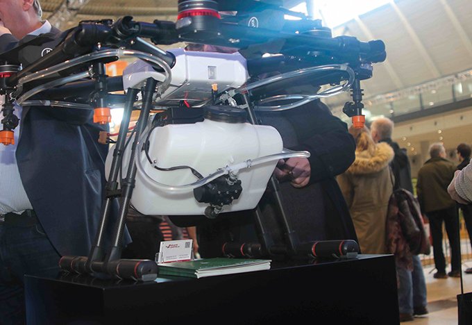Chez Drone Parts, le premier drone de traitement phytosanitaire avec 10 litres de bouillie embarqués.