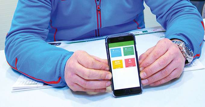 Le viticulteur a accès à la plateforme Keyfield depuis son Smartphone sur lequel il reçoit également les alertes. Photos : M. Lecourtier/Pixel Image