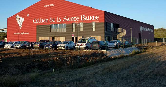 Le bâtiment rectangulaire peut accueillir des infrastructures répondant aux besoins actuels mais aussi à une possible augmentation de la capacité en cuves et d’un pressoir notamment. Photos : Ingévin