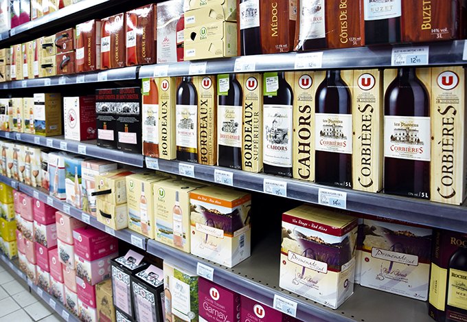 Si le vin en caisse-outre continue de progresser en grande distribution française, la croissance s’est ralentie à 2 % cette année. Photo : S. Favre/Pixel Image