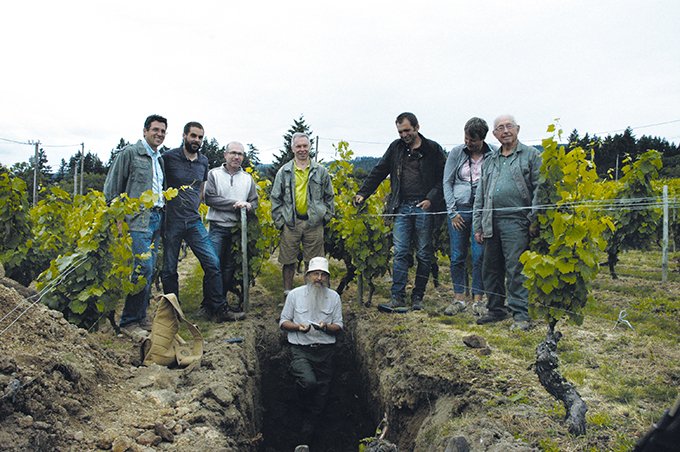 L’échange avec les viticulteurs fait partie intégrante de la méthode Hérody : « Ce n’est pas la géologie qui fait le terroir (même si elle joue un rôle), c’est d’abord le vigneron ! », déclare-t-il. Photo : Ireène Aubert/Pixel Image