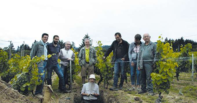 L’échange avec les viticulteurs fait partie intégrante de la méthode Hérody : « Ce n’est pas la géologie qui fait le terroir (même si elle joue un rôle), c’est d’abord le vigneron ! », déclare-t-il. Photo : Ireène Aubert/Pixel Image