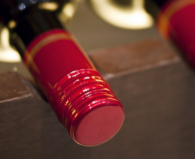 De plus en plus de marchés export demandent des vins bouchés par capsule à vis… mais sans défauts. Se former à ce mode de bouchage technique permet d’éviter les mauvaises surprises. Photo : Delphotostock/Fotolia