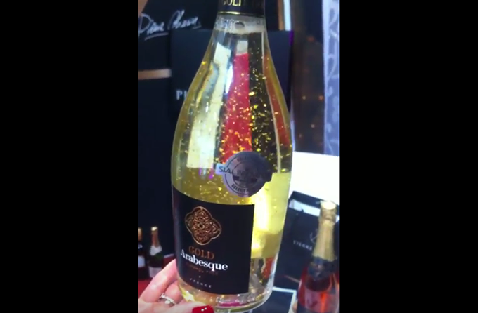 Cuvée Arabesque : Ce sparkling destiné aux pays du Golfe associe un vin de chardonnay désalcoolisé avec des paillettes d’or 24 carats. 