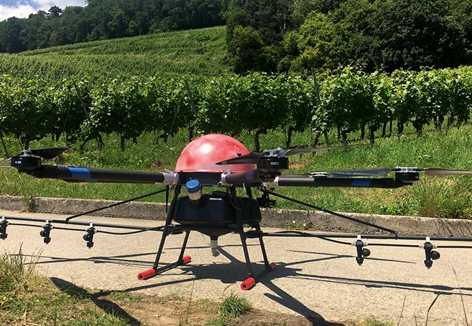 Le drone Fly&Film est équipé de 6 rotors. Il peut transporter 20 l de bouillie. Son autonomie est de 20-25 minutes.  Photos : Fly&Film