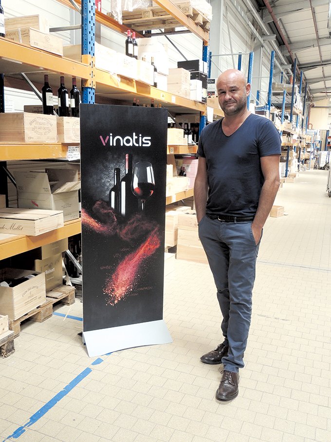 Emmanuel Toussaint, cofondateur de Vinatis, au milieu de son stock de vin, basé à Annecy.
