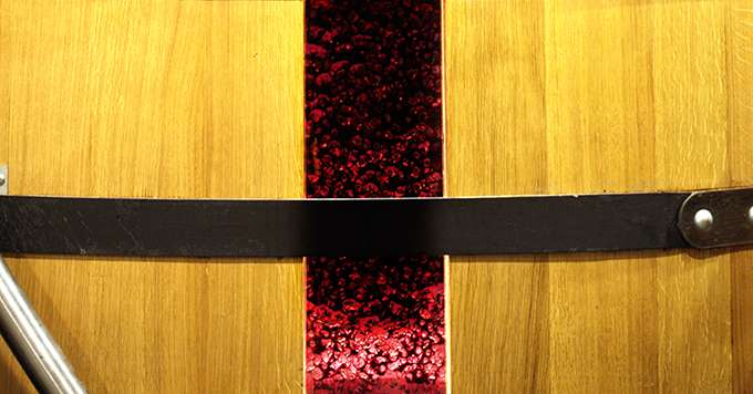 Les cuves en bois comportent une douelle en verre, permettant de visualiser et de limiter les opérations de remontage au juste nécessaire. Photo : Château Dauzac