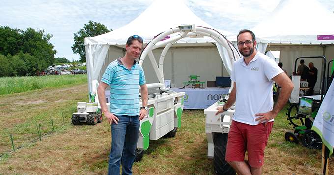 Matthias Carrière, directeur commercial chez Naïo technologie (à droite), et Christophe Gaviglio, en charge des expérimentations des matériels viticoles à l’IFV, à côté de Ted. Photos : O. Lévêque/Pixel Image
