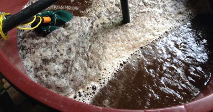 Une fois la pompe de l’Aeroflot mise en route, le brassage s’étend sur 24 heures. Une fermentation microbienne se développe et le liquide chauffe et mousse naturellement. Photo : Domaine Jean-Paul Schmitt