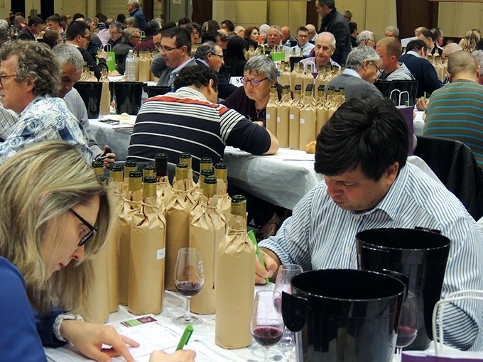 Entre 9 000 et 10 000 vins exclusivement français sont dégustés chaque année au Concours des vins de France de Mâcon. Photo : S. Favre/Pixel Image