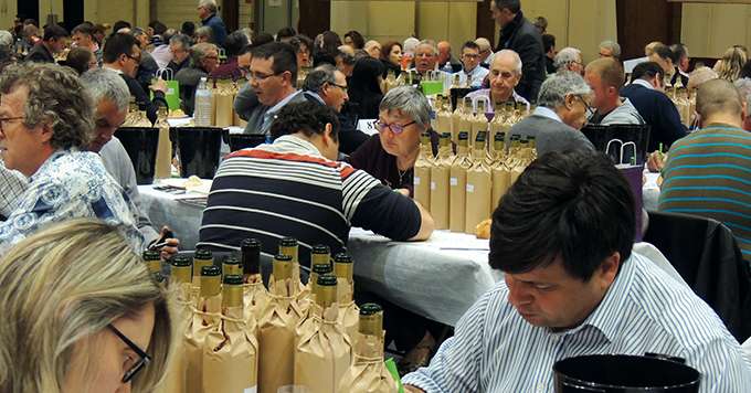 Entre 9 000 et 10 000 vins exclusivement français sont dégustés chaque année au Concours des vins de France de Mâcon. Photo : S. Favre/Pixel Image