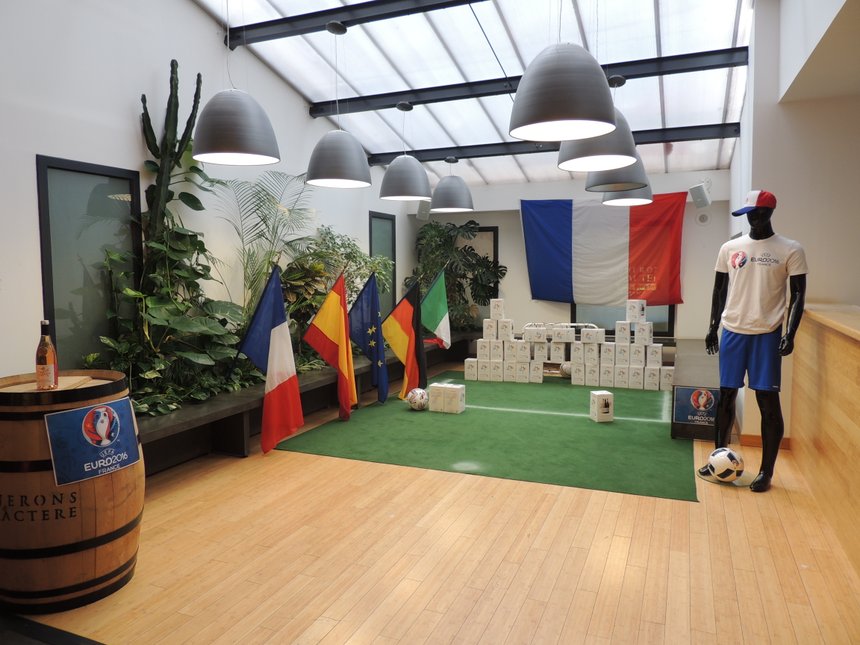 Une animation Tir au but pendant la durée de l'euro 2016 a été mise en place à la cave des vignerons de caractère de Vacqueyras. Crédit photo : Audrey Domenach / Pixel Image