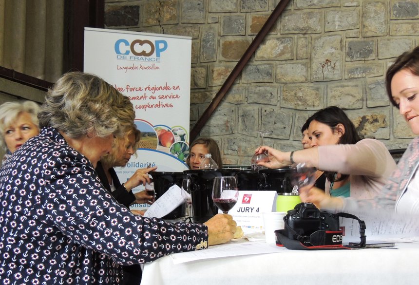 Les femmes journalistes invitées par Coop de France Languedoc-Roussillon dégustent les vins de la région (s.favre/pixel image)