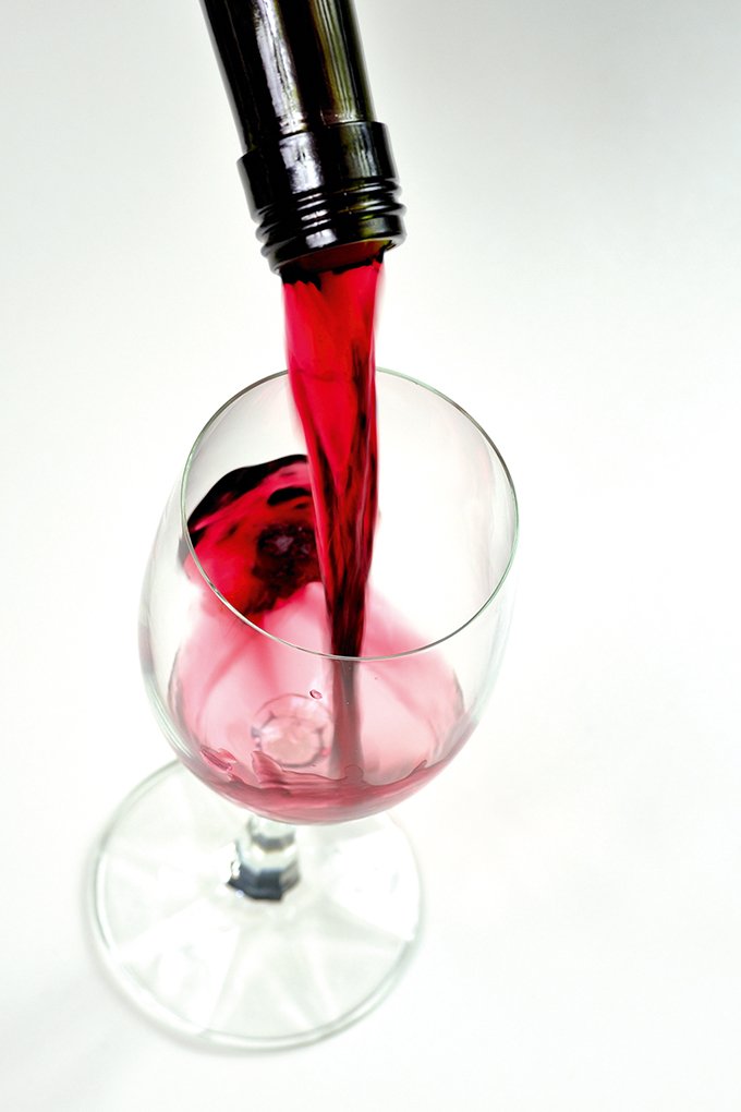 La Suède apprécie la capsule à vis pour les vins tranquilles : il faut être capable de présenter ce mode de bouchage, et bien  le maîtriser. Photo : frenk58/Fotolia