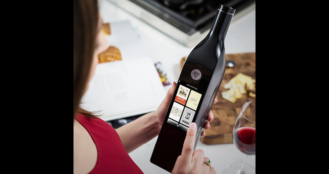 Kuvée est un objet connecté qui a une forme de bouteille de vin, dans le lequel une cartouche contenant du vin peut être enfiler. Photo : DR