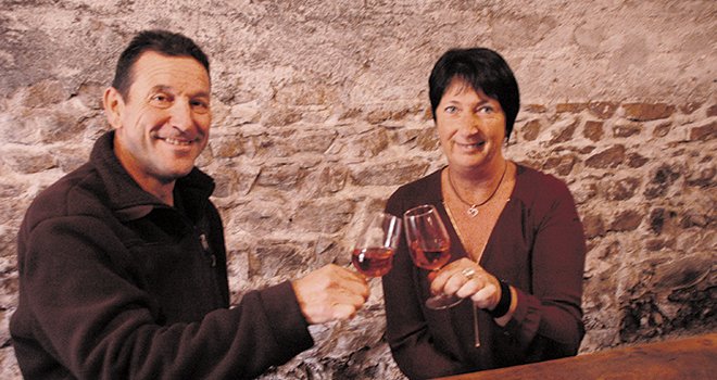 Jean-Michel et Viviane Tournissoux commercialisent aujourd’hui un tiers de leur production auprès des particuliers, en bouteille ou en Bib. Photo : i. aubert/pixel image