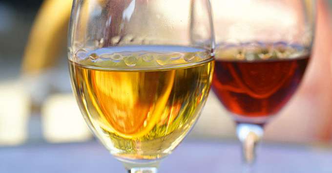 Rouge, blanc et désormais rosé : les vins de liqueur diversifient leur offre pour rester « tendance ». Ces vins d’apéritifs sont souvent des compléments de gamme pour les producteurs de vins et/ou d’eaux-de-vie. Photo : Luc MARTIN/Fotolia