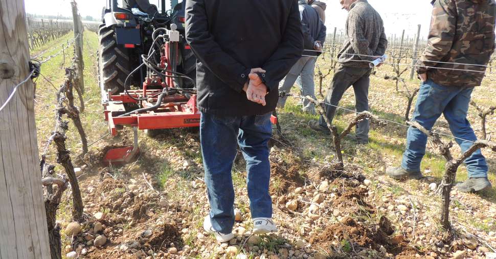 Journée de démonstration de travail du sol en viticulture dans le Gard. Photo : S.Favre/Pixel Image