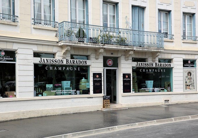 Placée au début de l’avenue de Champagne, la boutique fait 60 m2 et dispose d’une bonne visibilité avec 20 m linéaires de façade. Photo : DR