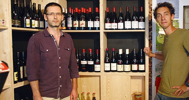 Jean-Marie Charles (à droite) et Pascal Fresnais (à gauche) ont ouvert l’Angevigne début 2013 à Angers, un bar à vins spécialisé bio et vins natures. Photo : O. Lévêque/pixel image