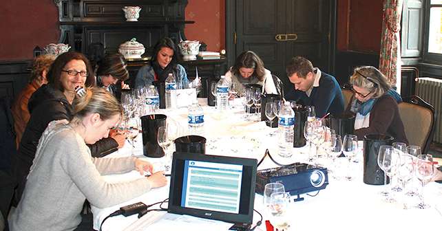 Le WSET est une formation permettant de s’initier à la dégustation, de reconnaître les grands cépages du monde, d’aborder la géographie des vignobles, l’art de la dégustation, le service, l’étiquette… Photo : Vinascalies
